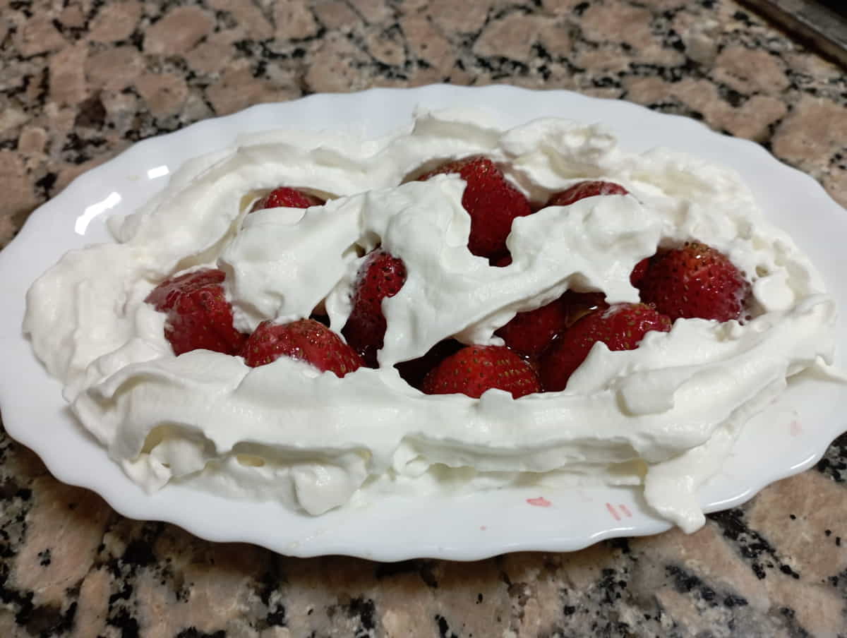 00-Postre-Elaborado-de-Fresas-con-Miel-y-Nata