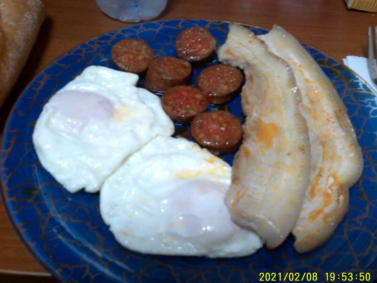 Huevos-Fritos-con-Panceta-y-Chorizo-Picante